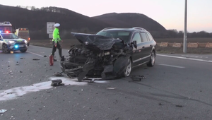 Zrážka auta s kuriérskou dodávkou: Balíky skončili rozhádzané na ceste