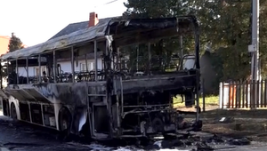 Autobus plný ľudí začal počas jazdy horieť. Zhorel úplne do tla