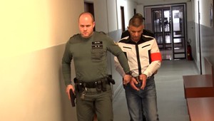 Lupič s dvomi promile vykrádal obchod rovno pred policajnou stanicou. Rozhodnutie súdu ho veľmi prekvapilo