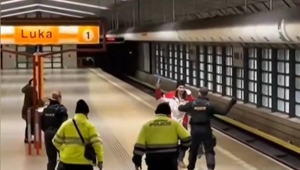 Agresor terorizoval cestujúcich v metre: Ukradnutou barlou napadol aj policajta