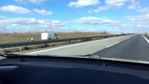 VIDEO: Auto v protismere na D2. Ľuďom išlo o život
