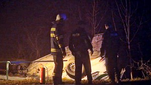 Dve autá skončili v priekope, medzi nimi aj policajná hliadka