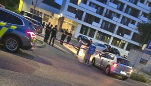 Polícia zadržala pri obchodnom centre ozbrojeného muža. TV JOJ získala zábery