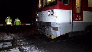 Nehoda na priecestí. Vlak zachytil policajné auto