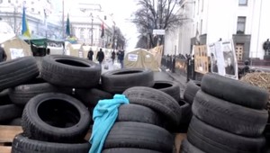 V Kyjeve pokračujú protivládne protesty a na strane vlády je aj známy Slovák