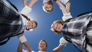 Mamičky, pozor! Zníži sa rodičovský príspevok o polovicu?