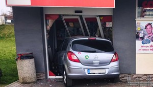 Mladá vodička si pomýlila pedále. Auto skončilo v dverách obchodu