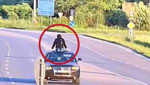 VIDEO: Bizarný úkaz na ceste. Žena sa viezla na streche auta