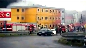 Pri požiari bytovky skákali z okien aj deti, miestni kritizujú hasičov