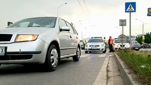 Šofér zrazil na priechode dve školáčky, jedna skončila na čelnom skle
