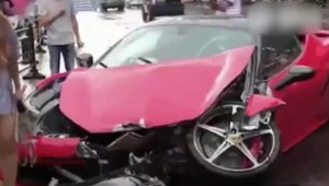 Žena nezvládla jazdu v luxusnom aute. Červeného koňa zničila po pár minútach