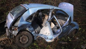 Mladík s čerstvým vodičákom nabúral do auta s batoľaťom. Zranilo sa 8 ľudí