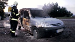 Auto si zaparkoval pred firmou. Do pol hodiny bolo v plameňoch