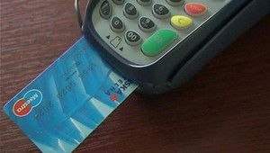 Hotovosť alebo karta? Každou platbou na nás zarobia