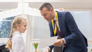 VIDEO: Žiaci a študenti dostali polročné vysvedčenia