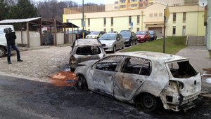 V bratislavskej Karlovej Vsi zhoreli štyri autá