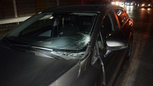 20-ročného muža zrazilo viacero vozidiel počas toho, ako prechádzal cez R1. Na mieste bol mŕtvy