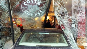 Auto vrazilo do predajne Costa Coffee, jedna žena neprežila