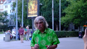 Výtvarník Peter Kalmus tvrdí, že ho v Martine počas odhaľovania busty zbili