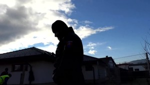 Seniori, pozor. Podvodníci volajú, aby skontrolovali plastové okná