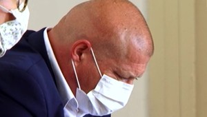 Policajta obvinili z korupcie pre jedno balenie kávy: Takto súd rozhodol