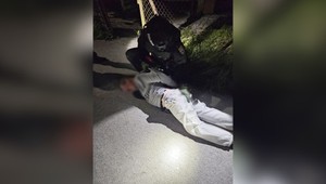 Muž sa mal zabarikádovať v dome a vyhrážať sa výbuchom plynových bômb, polícia ho zadržala