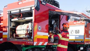 Zásah hasičov na cestách: Osobné auto sa zrazilo s dvoma nákladnými autami