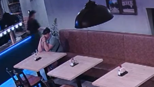 Zlodej okradol reštauráciu priamo pod kamerou. Čašníčku nervózne pozoroval 2 hodiny