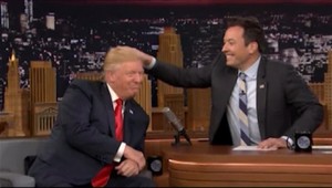 Trump súhlasil, aby mu moderátor v televíznej šou postrapatil jeho legendárny účes