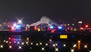 Zrážka lietadla s vozidlom na newyorskom letisku si vyžiadala životy dvoch pilotov