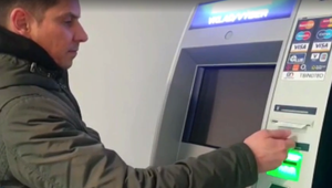 Obyčajný vklad peňazí skončil výsluchom na polícii. Bankovka pritom falošná nebola