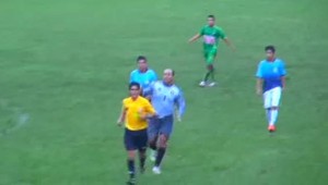 Megasvinstvo časť 2! Brutálny kop brankára do chrbta rozhodcu