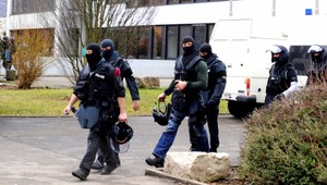 Padli obvinenia za vraždu Deáka. Zadržali štyri sýkorky