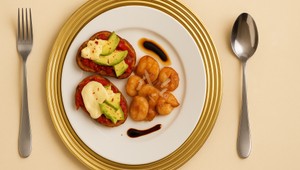 Bruschetta s pečenými paradajkami a flambované krevety