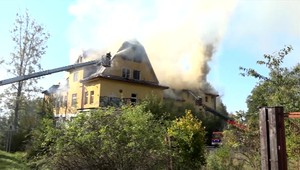 FOTO: Pri požiari liečebne sa rozpadávala strecha aj podlahy. Hasiči unikli v poslednej chvíli