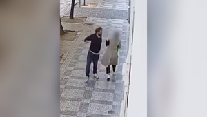 VIDEO: Muž bezdôvodne napadol okoloidúce ženy. Ide vraj o známeho rapera
