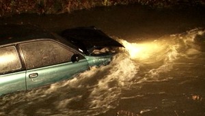 Mladý vodič nezvládol riadenie a skončil v potoku