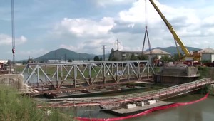 Unikátna demontáž mosta. 45 metrov a 140 ton zdvihli dvaja dokonale zladení žeriavnici