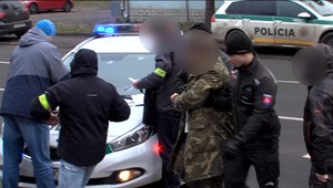 Razia na frekventovanej ceste. U dvoch mužoch našli drogy a peniaze