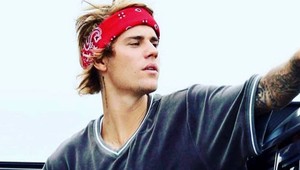 Muž skolaboval na chodníku. Bieber sa zachoval NEČAKANE!