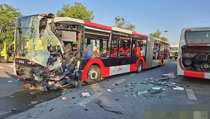 Zrážka dvoch linkových autobusov: Na mieste je 17 zranených, jedna žena vážne