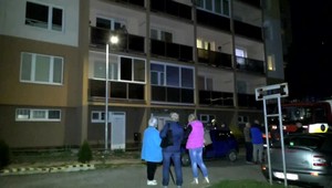 Obyvatelia bytovky nesmeli vyjsť na chodbu. Bol cítiť neznámy plyn