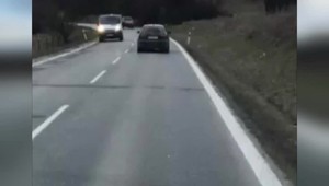 Šialená naháňačka, nezodpovedný vodič išiel v protismere, následky mohli byť tragické