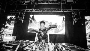 Pomeje bojuje o život, jeho manželka sa baví na diskotékach