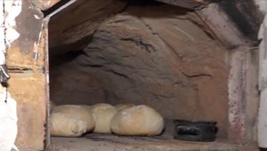 Chutný chlieb a bez návštevy obchodu. Manželia zo Slovenska si ho pečú vo vlastnoručne vyrobenej peci