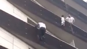 Imigrant zachránil dieťa visiace z balkóna. Dostal prezývku Spiderman