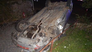 Mladík (20) nezvládol riadenie a s autom skončil na streche. Vedľa neho sedela 26-ročná žena