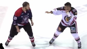 Krátky proces! Jediný úder ho v bitke poslal tvrdo k zemi