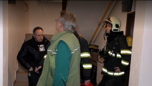 Zo zamknutého bytu unikal plyn. Na mieste zasahovali hasiči