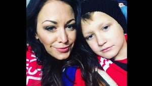 Agáta vyrazila so synom na futbal. Na štadióne bol aj Jakub, ALE s niekým iným...